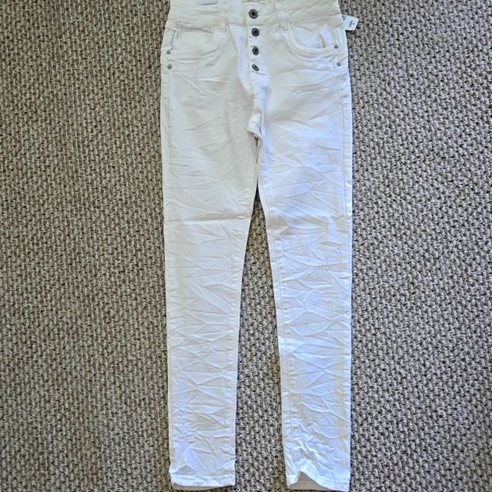 White Skinny Jeans with Distressed Detailing
